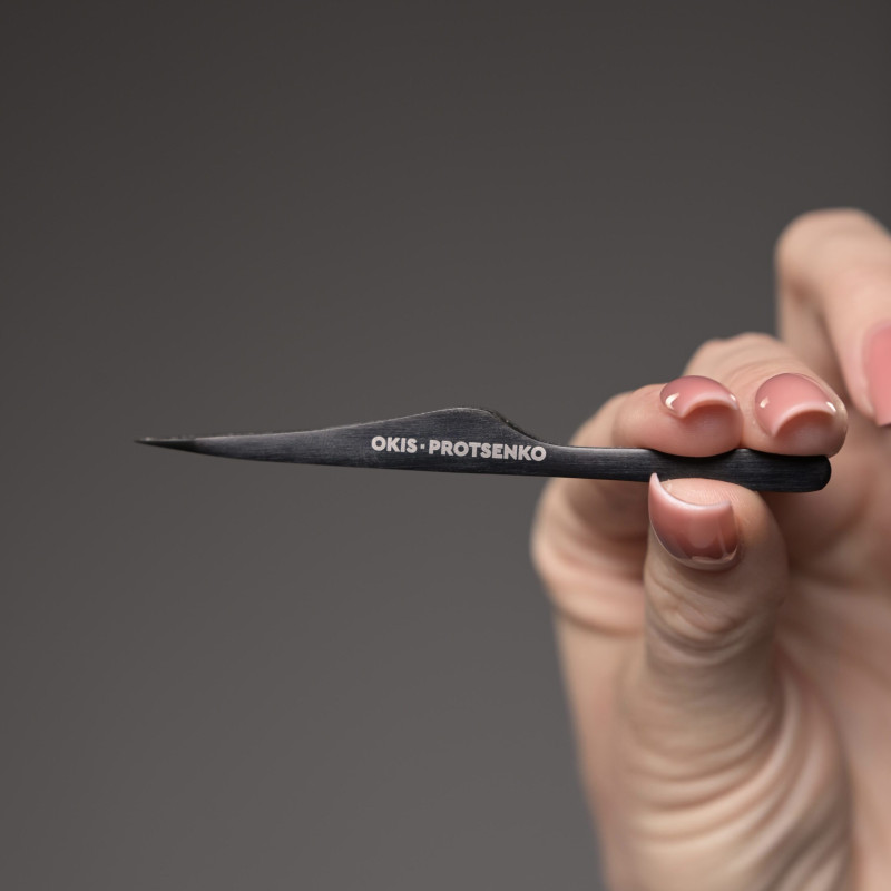 Ultra sharp precision eyebrow tweezers Okis x Protsenko - Chili Tweeze - black